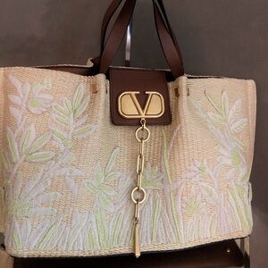$3800 VALENTINO GARAVANI limited edition V logo Escape raffia tote